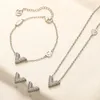 Designer smycken set armband örhängen halsband kvinnor aldrig blekna v-formade 18k guldpläterade pendelle koppar fashionabla kvinnor bröllopälskare gåva