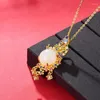 Kedjor Ancient Gold Craft Inlaid Crystal Fjärilshalsband Elegant Natural Chalcedony Pendant Romantic Ladies Wedding Silver Jewelry