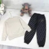 Tute moda autunno set per bambino Taglia 100-150 CM 2 pezzi Maglione girocollo con lettera in peluche 3D e pantaloni con stampa completa Oct05