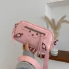 Baobao Women's 2023 Yeni Moda Popüler Perçin Küçük Kare Çanta Kore Versiyonu Yabancı Stil Bir Omuz Crossbody Çantalar Envanter 399