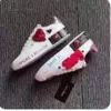 Designer damer lyxiga casual skor röd rosa svart andas slitsträckta sneakers för män kvinnor mode valenti låg top fritid platt utomhus jogging mja000004