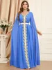 Etniska kläder Mellanöstern Dubai Kvinnor Långärmad Abaya klänningar Muslimsk mantel Applique V Neck Turkish med Belt Vestidos