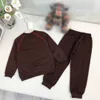 Fatos de treino moda outono conjunto para bebê tamanho 90-160 cm 2pcs padrão de letras coloridas impressas em torno do pescoço suéter e calças de retalhos Oct05