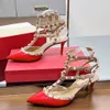 TOP Kwaliteit Mode Designer Sandalen Vrouwen Slingbacks Puntschoen Wikkelteen Casual Klinknagel Decoratie Lederen Enkelbandje Gesp Klassieke Hoge hak Feestjurk Schoenen