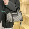 70 % Factory-Outlet-Rabatt INS Trendy Letter Tote Korean Texture Rivet Handbag One Damen im Angebot