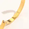 Braccialetti di design placcato oro 18 carati Braccialetti di fascino in acciaio inossidabile Braccialetti di lusso per donna Lettera Polsino per gioielli Polsino in rilievo Timbro Y23355