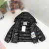 Vestes en duvet noir pur pour bébé, vêtements chauds d'hiver pour enfants, taille 100 à 150 CM, veste à capuche avec logo blanc imprimé pour garçons et filles, Oct05