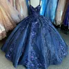 Marineblaue glänzende Quinceanera-Kleider mit V-Ausschnitt, schulterfreiem Ballkleid, süßes 16-Kleid, Perlenapplikationen, Blumen-Pailletten, Geburtstagsparty-Kleider