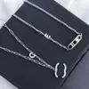 Varumärkesbrev med stämpelhänge halsband lyxig designer halsband hänge choker älskar dubbel däck kedja kvinnor rostfritt stål smycken tillbehör