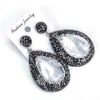 Pendientes colgantes Gota de agua de lágrima clásica Colgante de concha de nácar natural Pave Pendiente de mujer con diamantes de imitación blancos y negros para boda