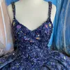 Marineblaue glänzende Quinceanera-Kleider mit V-Ausschnitt, schulterfreiem Ballkleid, süßes 16-Kleid, Perlenapplikationen, Blumen-Pailletten, Geburtstagsparty-Kleider