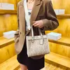 Autunno e inverno Nuova moda Classic Tote Versatile Borsa a tracolla di grande capacità Atmosfera Borsa da donna Borsa casual Inventario 561