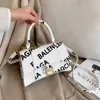 가방 여성 2023 New Fashion Family Paris Letter Printing Style One Shoulder Crossbody 핸드백 모래 시계 가방 모델 4589