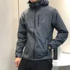 남자 재킷 아크 재킷 남성 디자이너 디자이너 까마귀 기술 나일론 방수 지퍼 자켓 고품질 가벼운 코트 야외 스포츠 남자 코트 2023