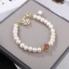 Charm Armbänder Minar Ins Mode 14 Karat vergoldetes Kupfer Bling CZ Zirkonia Blume Rosa Kristall Süßwasserperle für Frauen