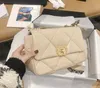 2023 جلود حقيقية جديدة صغيرة من الرياح العطرة Lingge Handge Propositile One -Counter Crossbody Chain French Cloud Cloud Women's Bag 4239