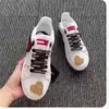 Designer damer lyxiga casual skor röd rosa svart andas slitsträckta sneakers för män kvinnor mode valenti låg top fritid platt utomhus jogging mja000004