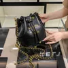 Sconto del 70% sul Factory Outlet. Secchiello in vera pelle per borsa a tracolla con catena a quadri da donna in saldo