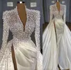 Роскошные свадебные платья русалки из жемчуга и бисера с верхней юбкой с высоким разрезом, глубоким V-образным вырезом и длинными рукавами, атласные со складками и складками на заказ