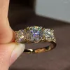 Anelli a grappolo Anello da donna in oro giallo 14 carati con diamanti Moissanite 3 pezzi 2 rotondi classici per feste di matrimonio, fidanzamenti, anniversari alla moda