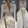 Perles de luxe perlées robes de mariée sirène avec jupe haute fendue col en V profond manches longues Satin froncé plis sur mesure