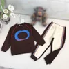 Fatos de treino moda outono conjunto para bebê tamanho 90-160 cm 2pcs padrão de letras coloridas impressas em torno do pescoço suéter e calças de retalhos Oct05