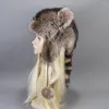 Bérets Hiver Femmes Véritable Animal Raton Laveur Chapeau De Fourrure Multicolore Doux De Haute Qualité Avec Oreillettes Queues Ushanka Mode Russe Casquettes Chaudes