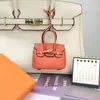 Designer Keychains dezelfde mini -tas hangsel schattige simulatie lederen oortelefoonzak lippenstiftzak mode auto sleutelhanger hanger vrouw