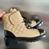 Bota de combate acolchoada Botas de tornozelo de designer 100% couro real com ferragens douradas Botas planas femininas Plataforma de motociclista Botas de combate de salto baixo Botas de renda tamanho 35-42