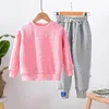 Ensembles de vêtements Garçon Filles Sweat-shirt Printemps et Automne Vêtements Junior Kid Mode Jacquard Lettre Haut à manches longues Pantalon de survêtement 2 pièces Ensemble 3-12Y 231005