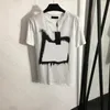 Camisa solta com estampa de letras femininas, designer de moda com logotipo de metal, blusa de manga curta, gola redonda