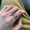 Helt nya designerringar för manlig och kvinnlig höft -hop stor ring mode neutral ring