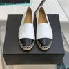 Designer Loafer Espadrilles 100% Real Leather Cap Toe Luxury Flats Lambskin Spring Fisherman Storlek 34-42 Womans skor Bekväm avslappnad avslappnad quiltning sommar