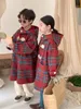 Jas 2023 Winter Kids Fleece dikkere middellange jassen met capuchon Jongens en meisjes klauwknop warme trenchcoats 231008