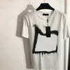 Camisa solta com estampa de letras femininas, designer de moda com logotipo de metal, blusa de manga curta, gola redonda