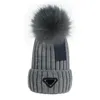 Modedesigner 2023 Autumn and Winter New Sticked Wool Hat Luxury Sticked Hat Officiell webbplats Version 1: 1 Craft Beanie 7 Färger Män kvinnor