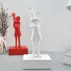 Dekorativa föremål Figurer Banksy kramar Bomb Girl Decor Statue kramade fredshartser Skulptur Hemdekoration vardagsrum sovrum bokhylla 230928