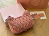 9a Nouveau produit populaire créateur de mode en peau de mouton matériel sac à chaîne pour femmes comportant de petites flèches pour un confort ultime, sac à bandoulière de luxe rétro polyvalent