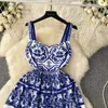 Vestidos casuais básicos férias de verão vermelho azul e branco porcelana impressão vestido curto mulheres v-pescoço espaguete cinta copo acolchoado zíper traseiro mini vestidos 2024