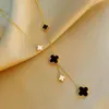 Ожерелье из титановой стали, цветное, черно-белое, двусторонняя четырехлистная цепочка на ключицу, женская, простая, темперамент меньшинства163e
