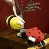Simpatico giocattolo di peluche a forma di coccinella Simpatico peluche ape simulato Bambola di insetti Bambini che dormono Cuscino rilassante Ragazze Ornamenti per bambole Regali per eventi