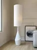 Candeeiro de pé artístico branco com suporte de 153 cm e 60 polegadas de altura com abajur de tecido branco e corpo de resina