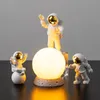 Obiekty dekoracyjne figurki 3pc astronauta wystrój akcji i księżycowe wystrój domu żywica astronauta statua pokój biurowy Dekoracja Prezentuje prezent dla chłopca 230928