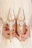 Sexig designer Rose Gold Wedding Shoes for Women Fashion Metal Flowers Pointed Rhinestones Crystal Thin High Pumps Heels For Bride 1215168