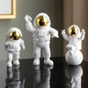 装飾的なオブジェクトの置物3PC宇宙飛行士の装飾アクションフィギュアと月の家の装飾樹脂宇宙飛行室宇宙飛行室オフィスデスクトップデコレーションプレゼントボーイギフト230928