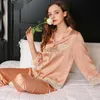 Damesslaaplounge 100% echte zijde Damespyjama Bloemenborduurwerk 2 stuks Kimono Lange broek Pyjamasets 100% Moerbeizijde Pyjama Dames NachtkledingL231005