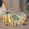 クリスマスの装飾明るいギフトボックススタック3セットのショッピングモールホテルの窓シーンの装飾