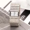 Наручные часы Темпераментные женские часы в Европе и Америке с покрытием из сплава с бриллиантами и широкополосным модным декоративным браслетом217i