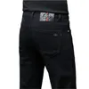 Mäns jeans designerkläder chino byxor bomullsjeans byxor broderade tunna rakt nära passande denim IR9D