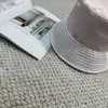 23SS Silk Satin Surface Women Bucket Hat Högkvalitativ tjej Cap Pearl Decoration Logo Lady Wide Brim Hat Inklusive Box Holiday Gifts
